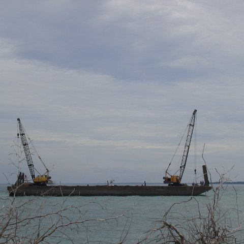 work barge arrives (3)