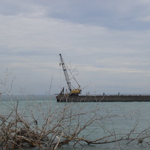 work barge arrives (4)